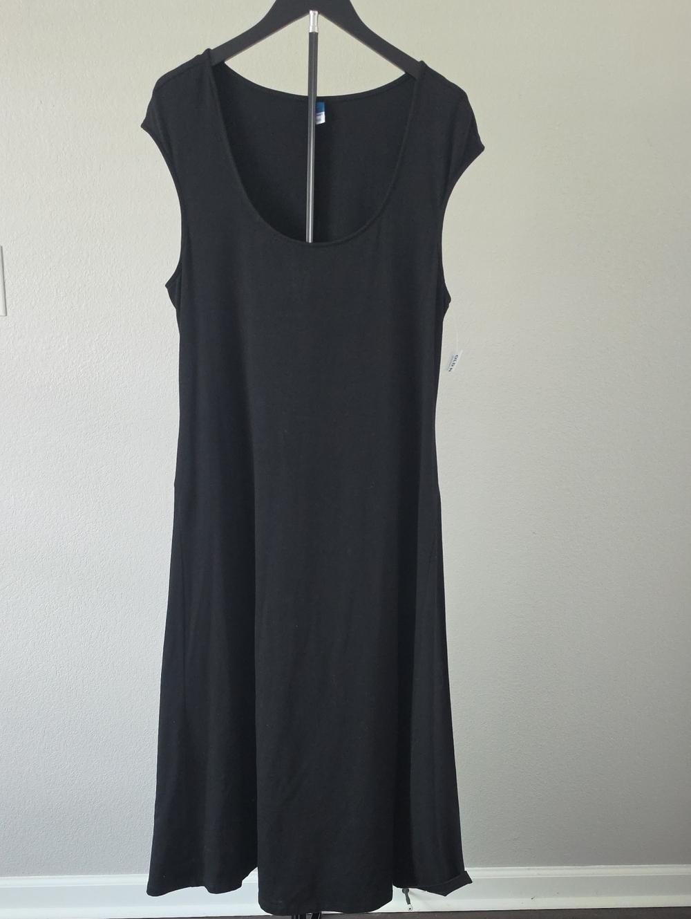Scoop Neck Cap Sleeve Midi Dress in Black